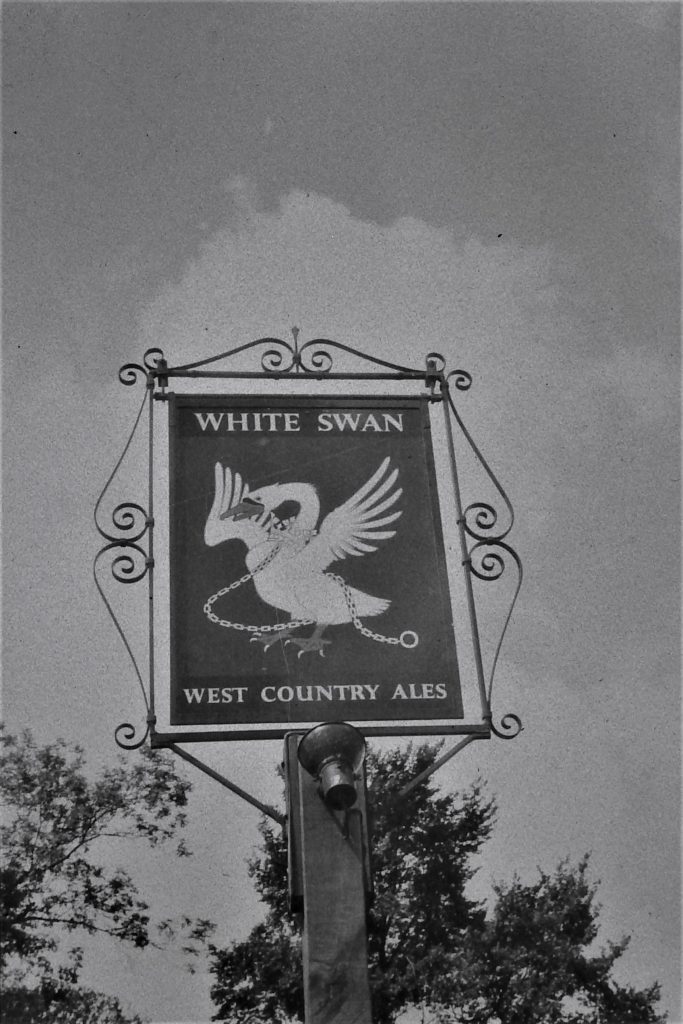 Old White Swan / Gloucester Old Spot, Piffs Elm, Elmstone Hardwicke GL51  9SY - Glo'shire Pubs & Breweries